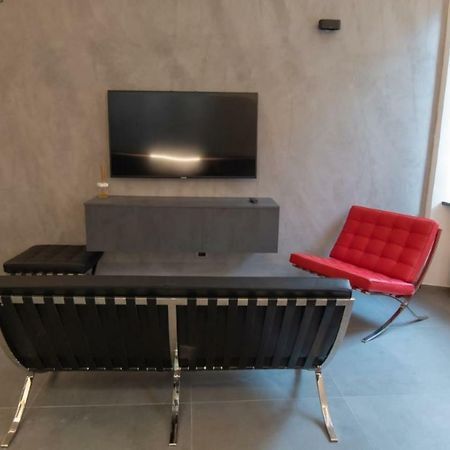 Banksy - Arte In Centro Citta Apartment Parma Bagian luar foto