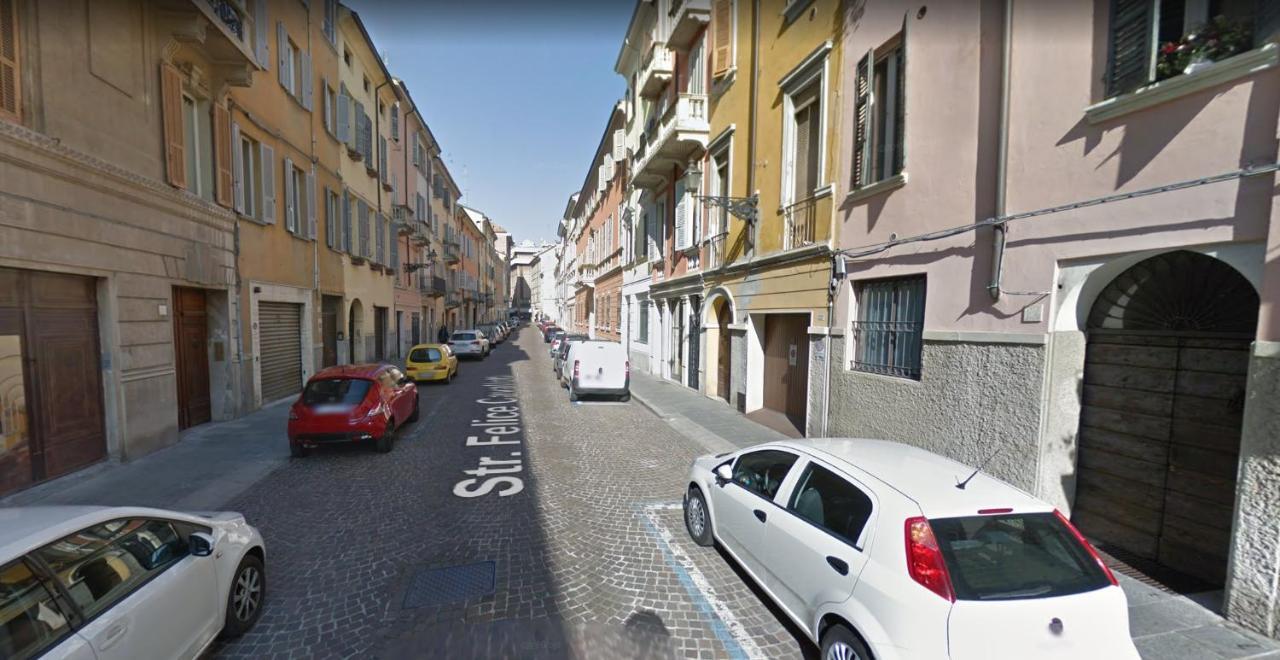 Banksy - Arte In Centro Citta Apartment Parma Bagian luar foto