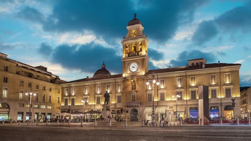 Banksy - Arte In Centro Citta Apartment Parma Bagian luar foto